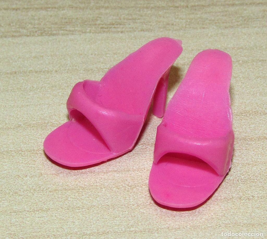 Barbie y Ken: ANTIGUO PAR DE ZAPATOS SANDALIA TALON ROSA DE BARBIE - ORIGINAL MATTEL - A&Ntilde;OS 70/80