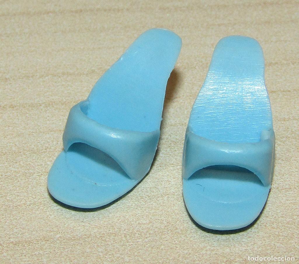 Barbie y Ken: ANTIGUO PAR DE ZAPATOS SANDALIAS TALON AZUL DE BARBIE - ORIGINAL MATTEL - A&Ntilde;OS 70/80