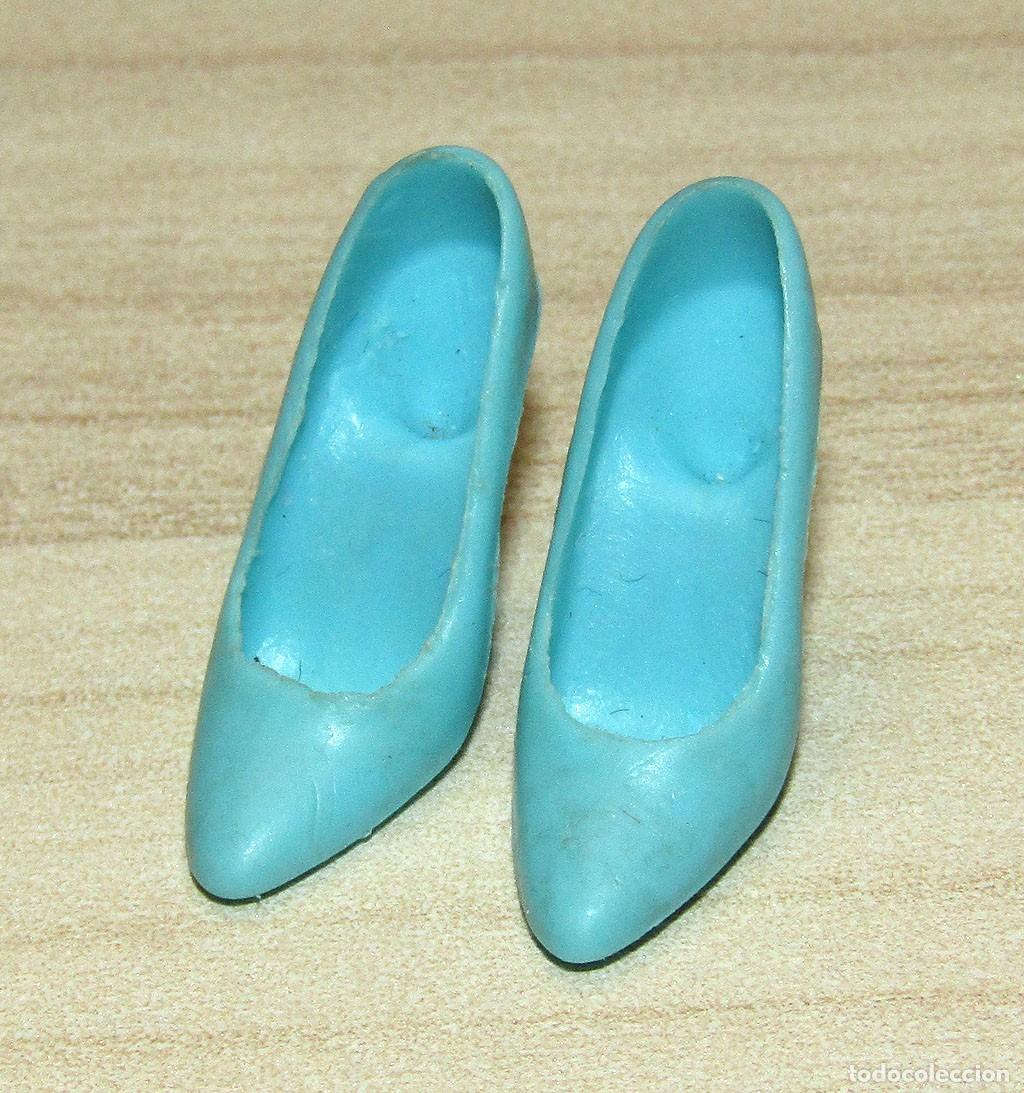 Barbie y Ken: ANTIGUO PAR DE ZAPATOS AZUL CELESTE DE BARBIE - ORIGINAL MATTEL - A&Ntilde;OS 80