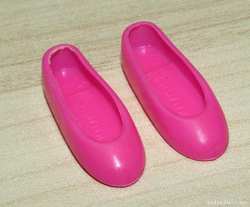 Barbie y Ken: ANTIGUO PAR DE ZAPATOS DE SKIPPER, LA HERMANA DE BARBIE - A&Ntilde;OS 60/70