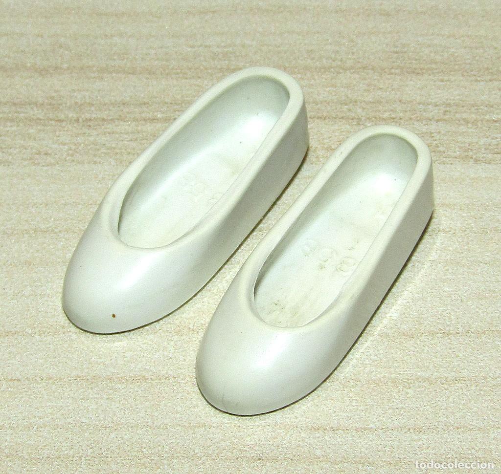 Barbie y Ken: ANTIGUO PAR DE ZAPATOS DE SKIPPER, LA HERMANA DE BARBIE - A&Ntilde;OS 60/70