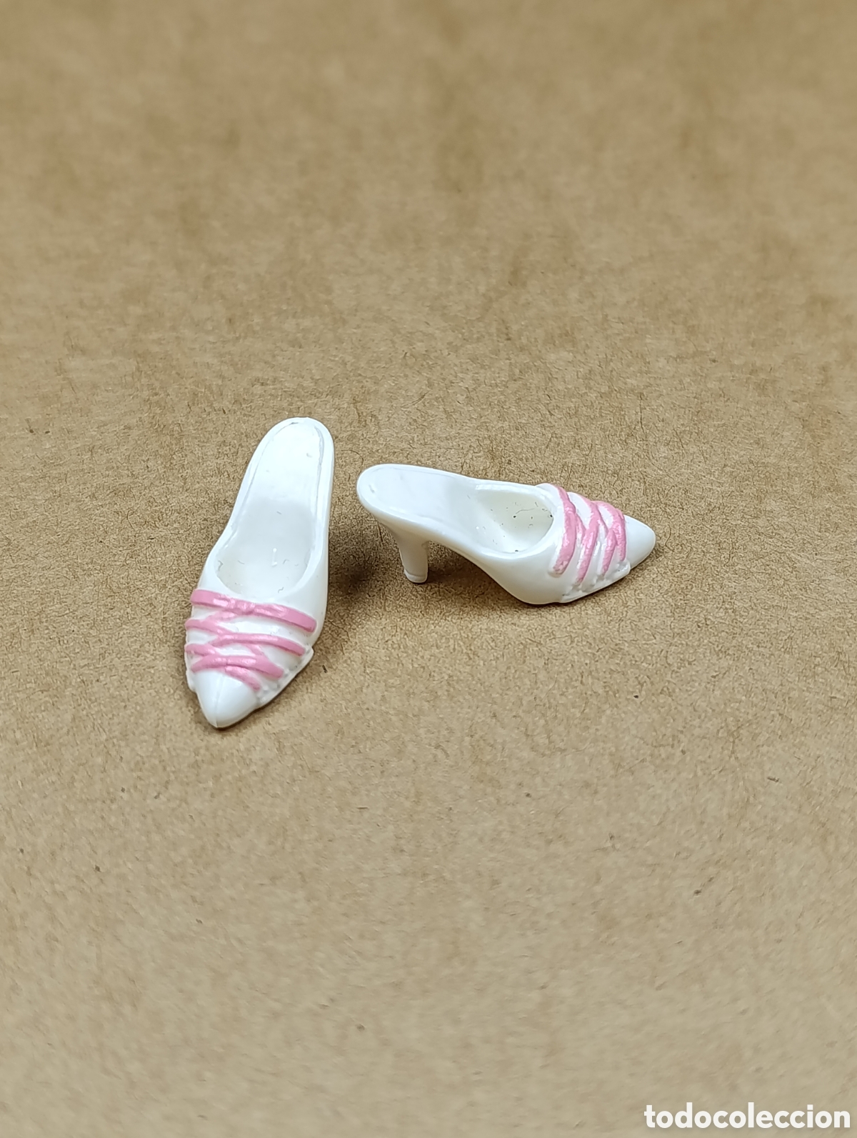 Barbie e Ken: Sandalias de punta con tac&oacute;n Barbie