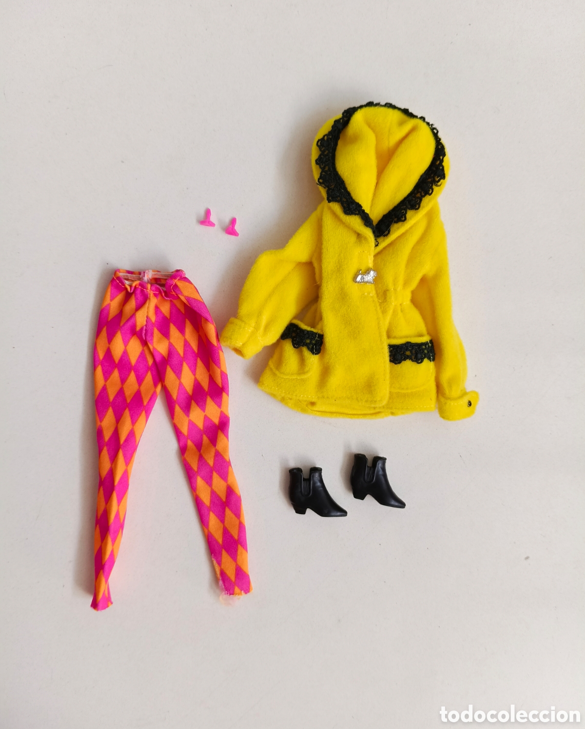 Barbie y Ken: Sindy & Gogo collection 1993 abrigo amarillo pantal&oacute;n rosa y naranja, pendientes Hasbro Barbie