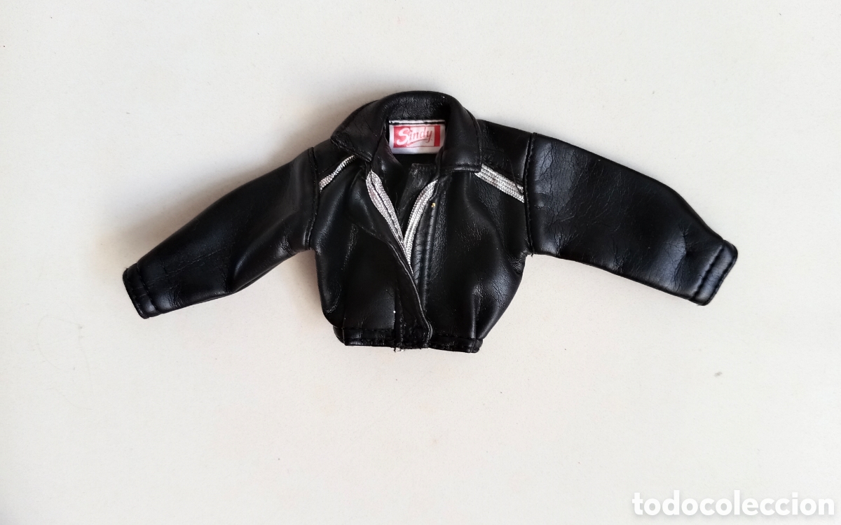 Barbie y Ken: Sindy Mix and Match collection 1992 chaqueta cazadora polipiel negra plateada Hasbro a&ntilde;os 90 Barbie