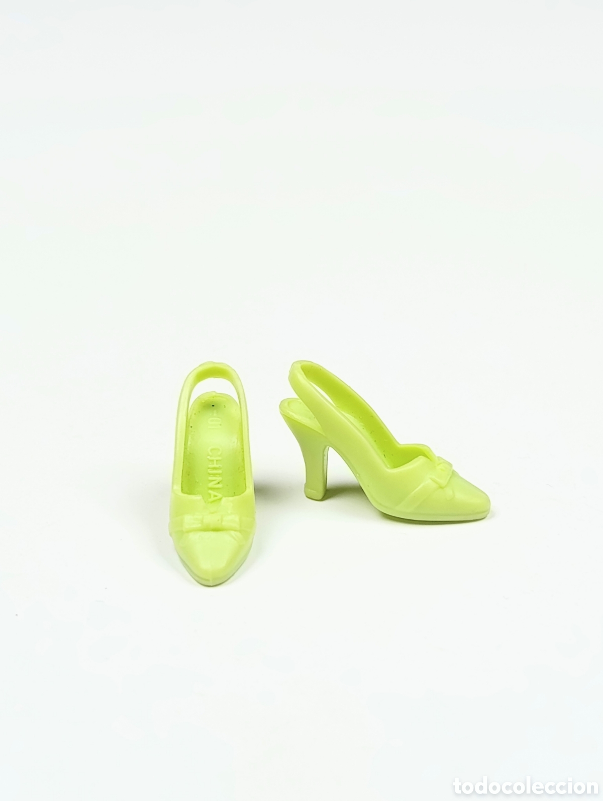 Barbie y Ken: Zapatos tac&oacute;n verde con lazo Barbie