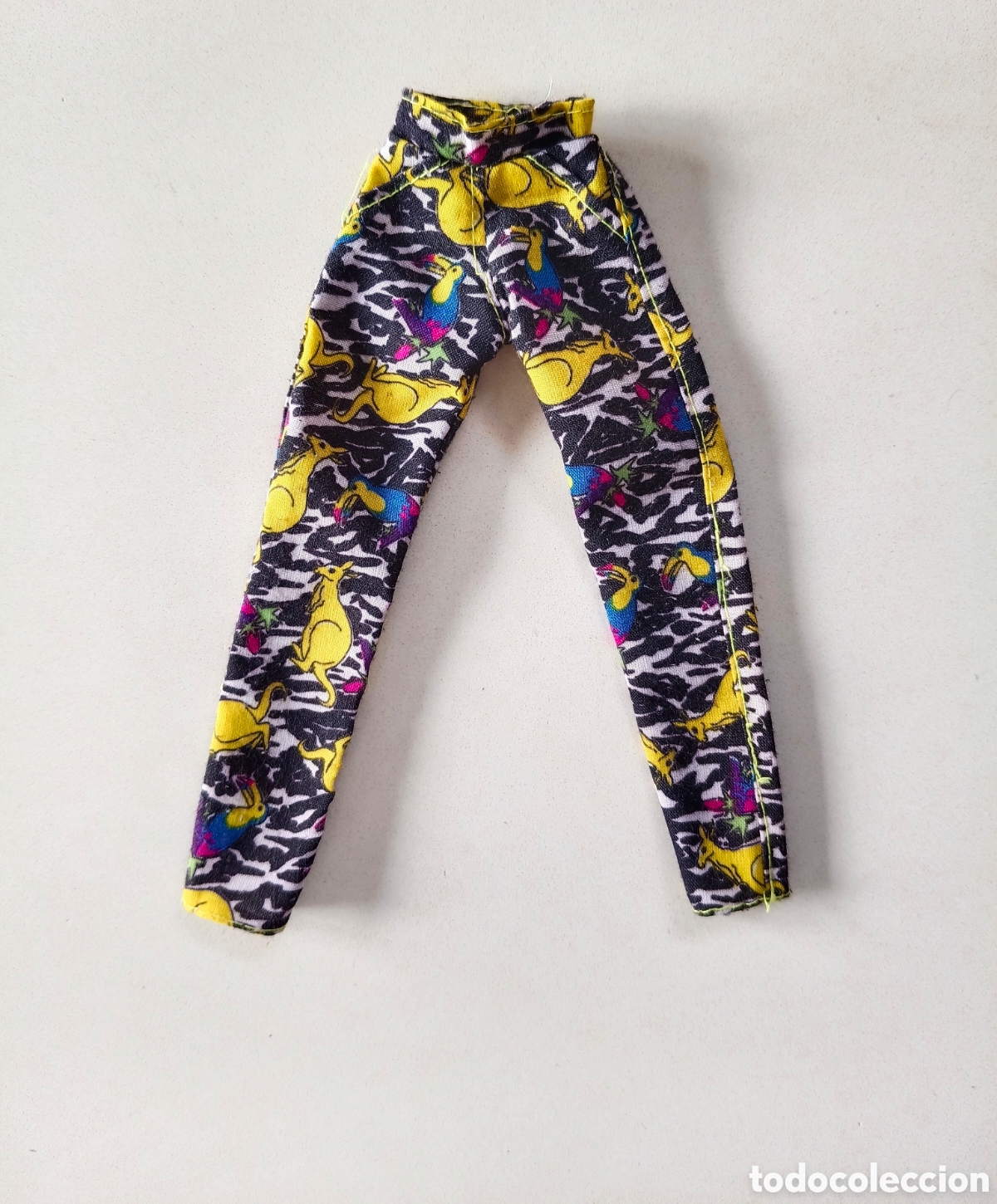 Barbie y Ken: Sindy Surprise Jeans 1993 pantal&oacute;n animal print blanco y negro, canguros amarillos Hasbro Barbie