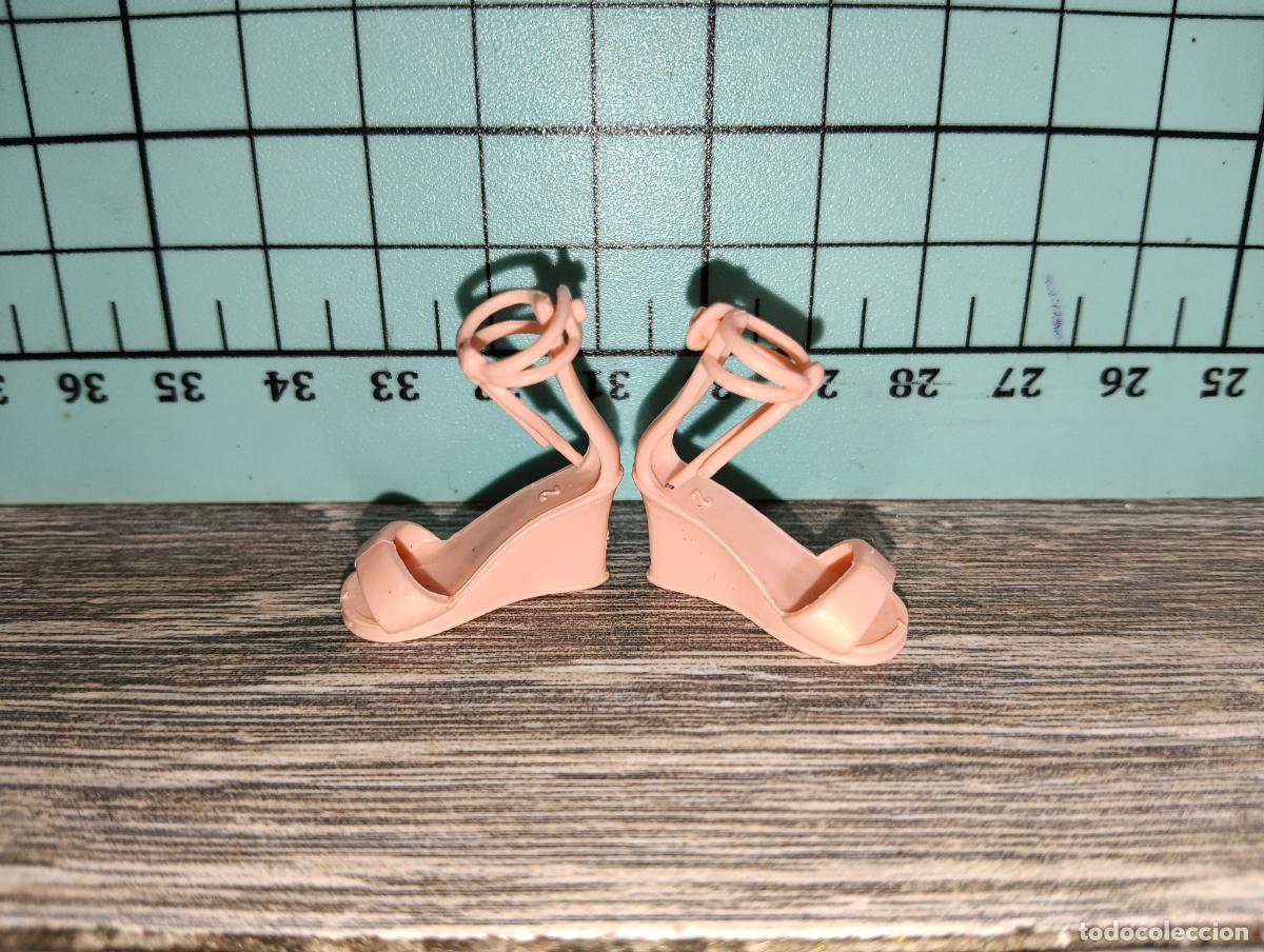Barbie y Ken: Zapatos de mu&ntilde;eca Barbie