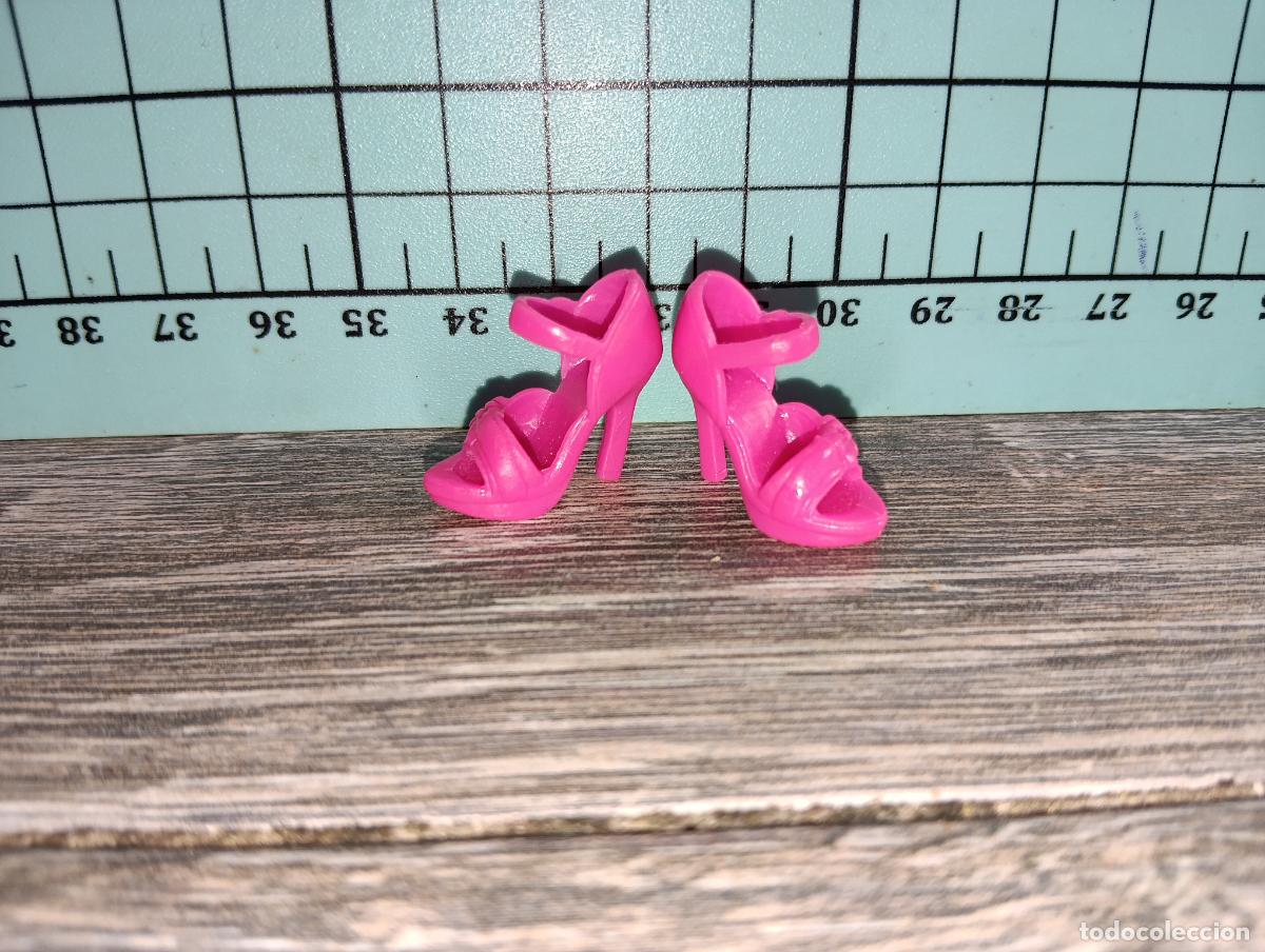 Barbie y Ken: Zapatos de mu&ntilde;eca Barbie
