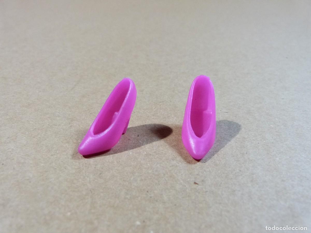 Barbie y Ken: Zapatos de tacon color fucsia para mu&ntilde;eca Barbie