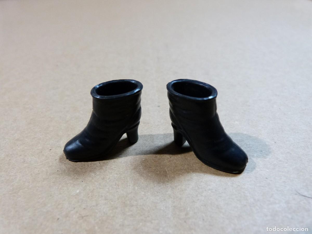 Barbie y Ken: Zapatos de tacon tipo botin color negro para mu&ntilde;eca Barbie