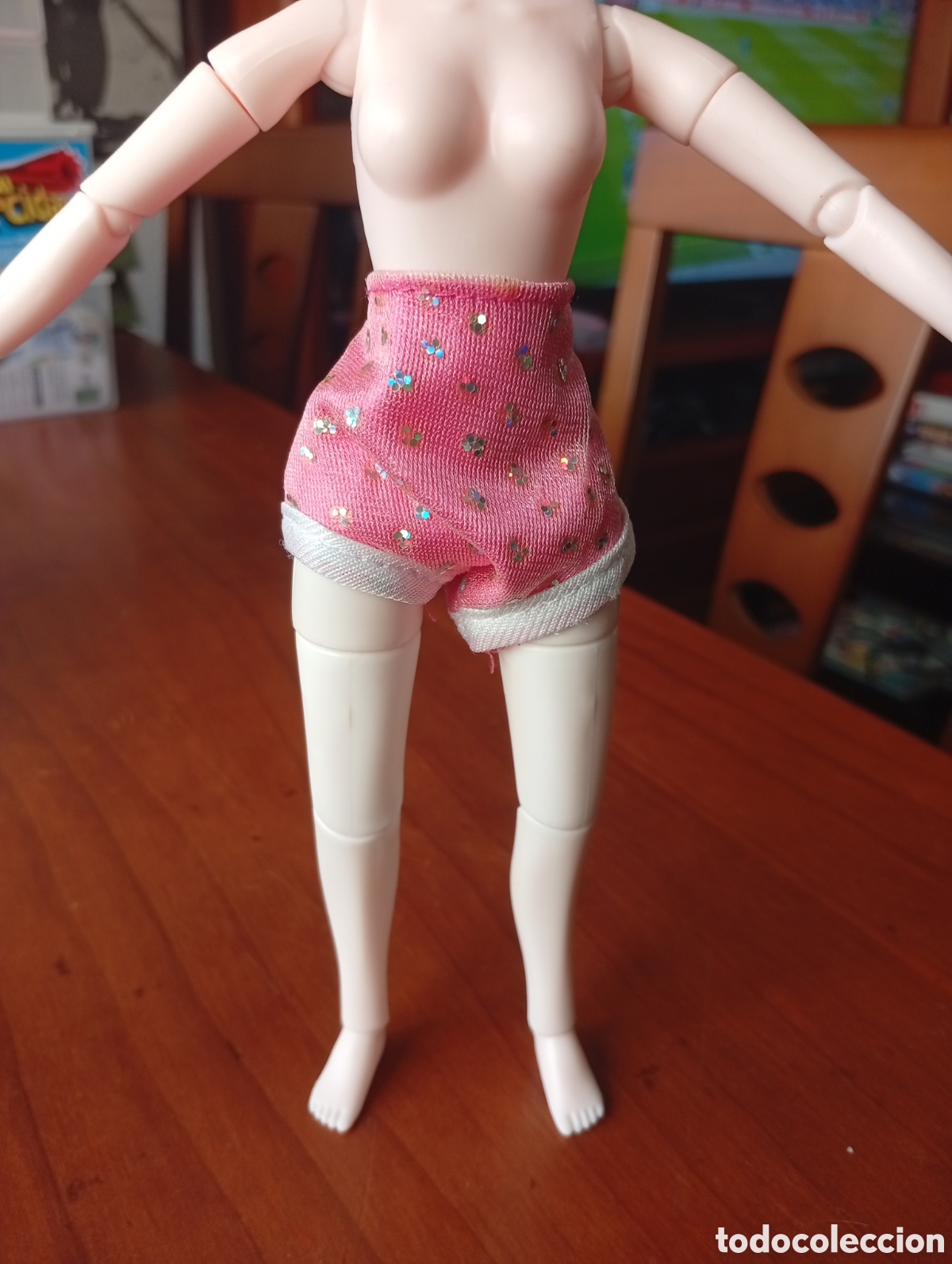 Barbie y Ken: MU&Ntilde;ECA BARBIE O SIMILAR PANTALON CORTO BRILLO