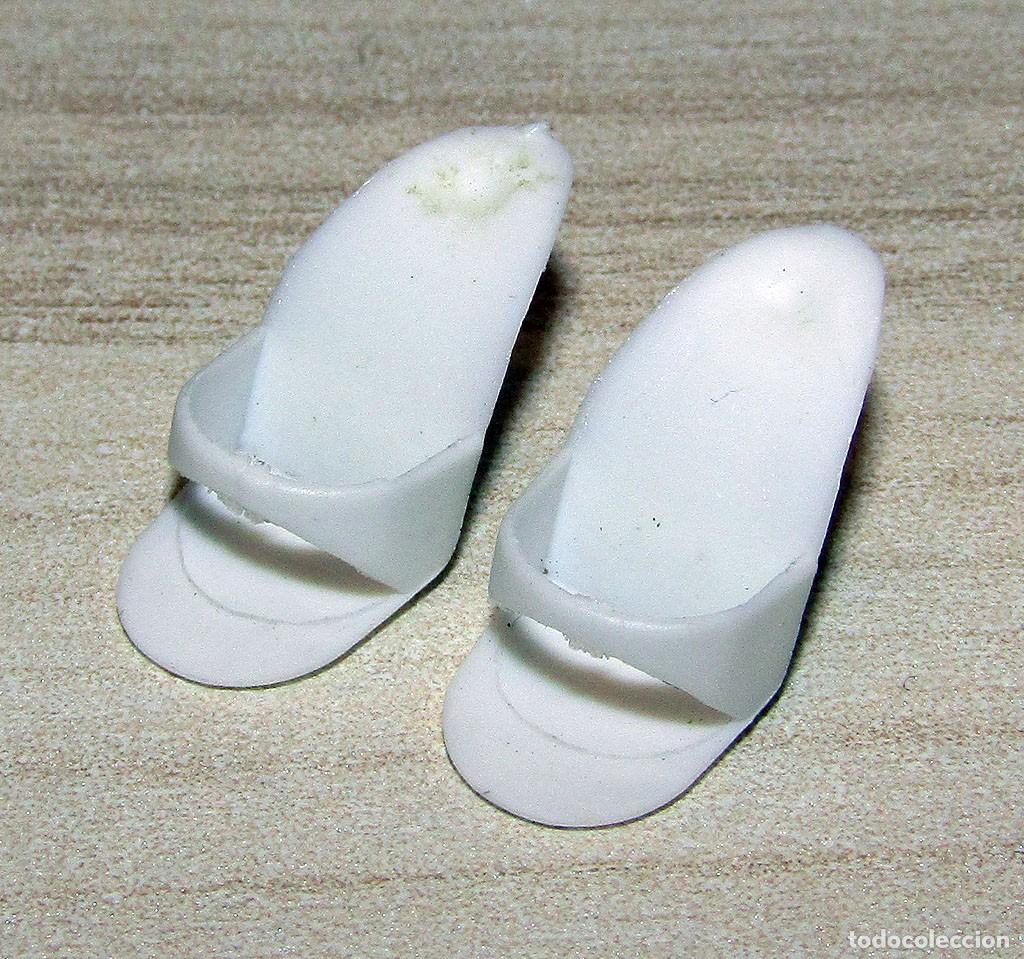 Barbie y Ken: ANTIGUO PAR DE ZAPATOS SANDALIAS TALON BLANCOS DE BARBIE - MATTEL CONGOST - A&Ntilde;OS 70/80
