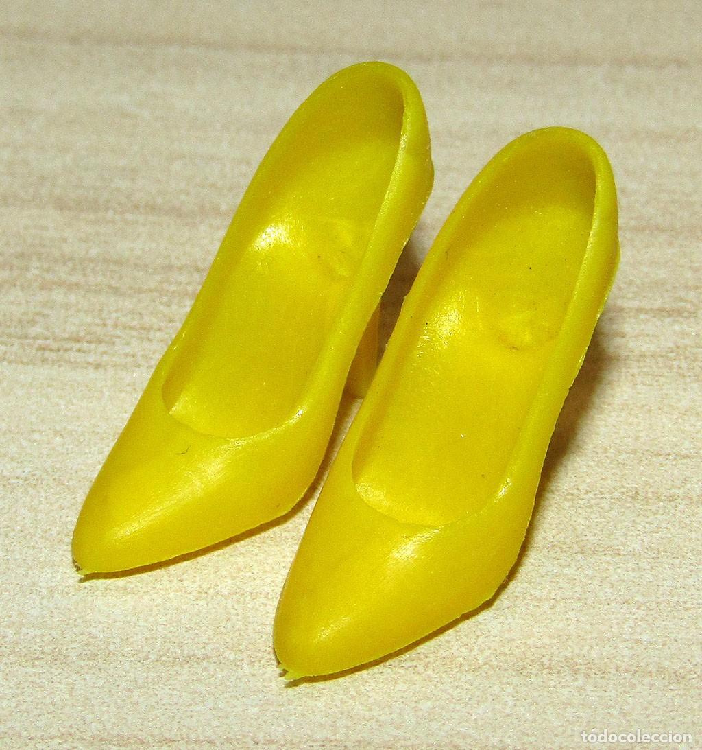 Barbie y Ken: ANTIGUO PAR DE ZAPATOS DE TAC&Oacute;N - ORIGINAL BARBIE CONGOST - AMARILLOS - A&Ntilde;OS 70/80