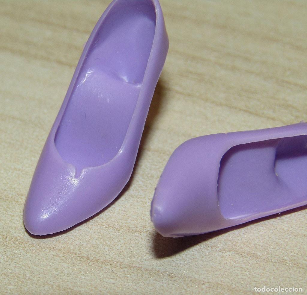 Barbie y Ken: ANTIGUO PAR DE ZAPATOS DE TAC&Oacute;N - ORIGINAL BARBIE CONGOST - MORADO - A&Ntilde;OS 70/80
