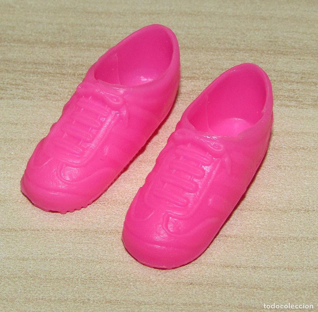 Barbie y Ken: ANTIGUO PAR DE ZAPATILLAS DEPORTIVAS DE BARBIE - ORIGINAL MATTEL - ROSA FLUOR - A&Ntilde;OS 80/90