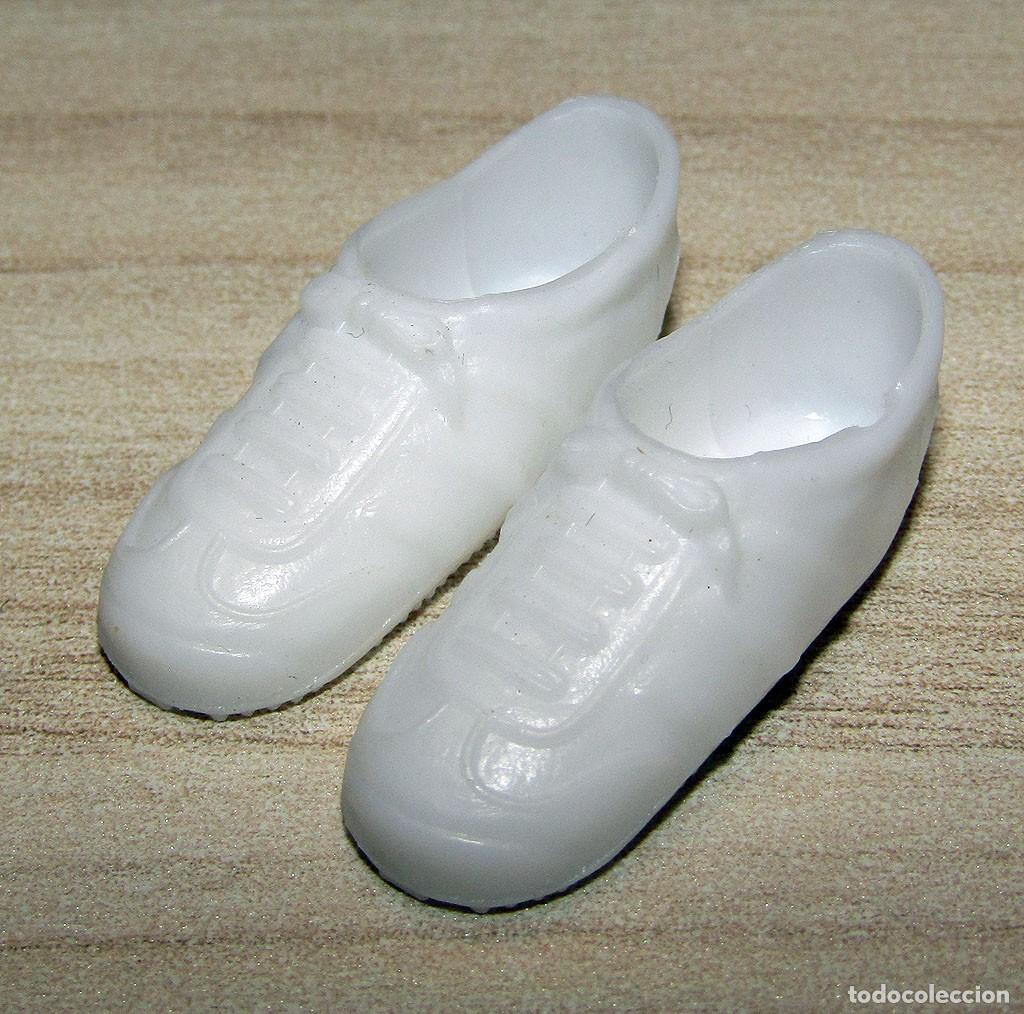 Barbie y Ken: ANTIGUO PAR DE ZAPATILLAS DEPORTIVAS DE BARBIE - ORIGINAL MATTEL - BLANCO - A&Ntilde;OS 80/90