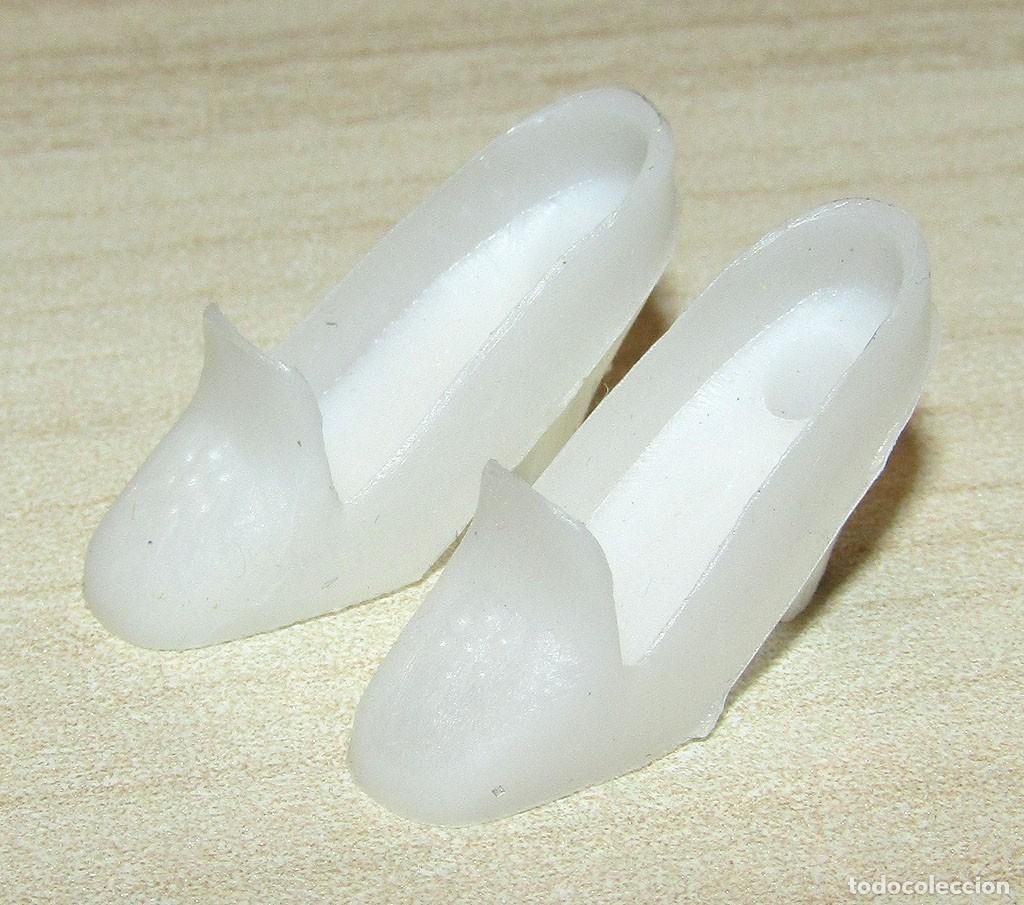 Barbie y Ken: ANTIGUO PAR DE ZAPATOS DE TAC&Oacute;N PARA MU&Ntilde;ECA BARBIE O SIMILAR - BLANCO - A&Ntilde;OS 60/70