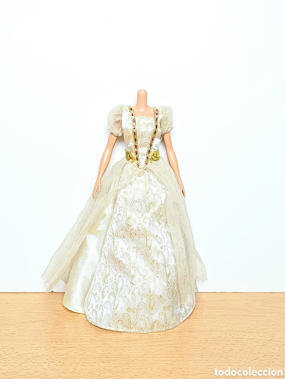 Barbie y Ken: Vestido Barbie princesa color dorado