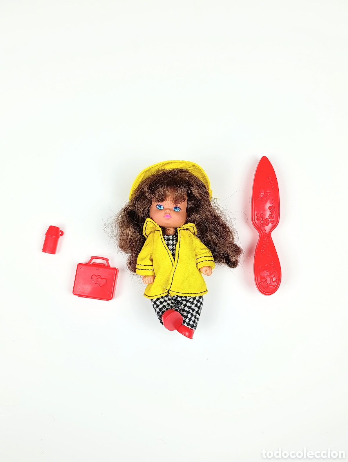 Barbie y Ken: Mu&ntilde;eca Barbie Lil Friends gabardina amarilla
