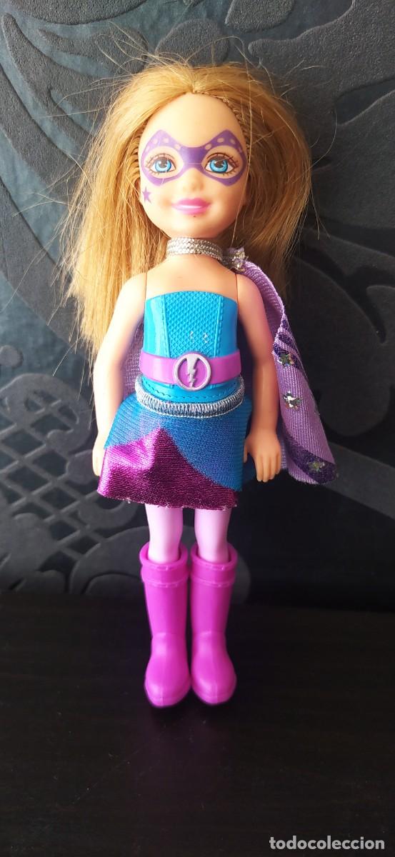 Barbie y Ken: BARBIE MU&Ntilde;ECA CHELSEA S&Uacute;PER H&Eacute;ROE
