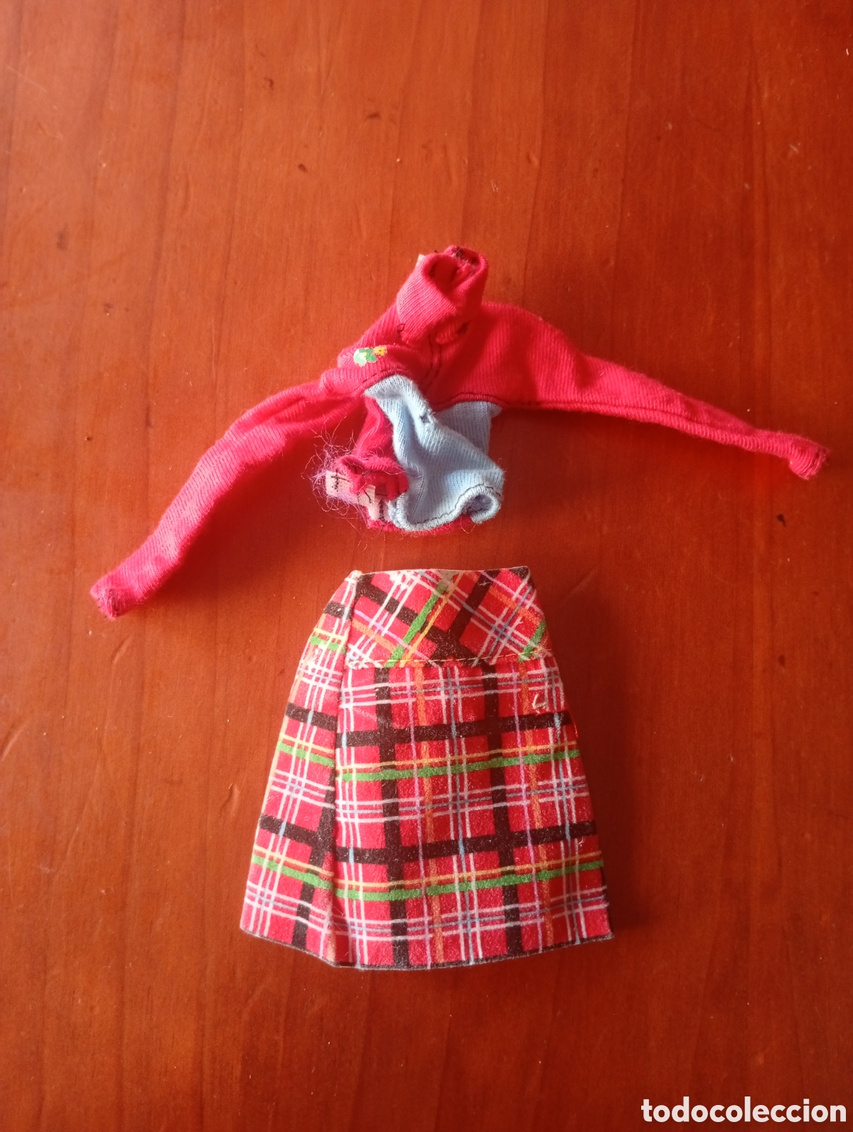 Barbie y Ken: MU&Ntilde;ECA BARBIE FALDA CUADROS Y CAMISETA CONJUNTO SCHOOL STYLE 2001