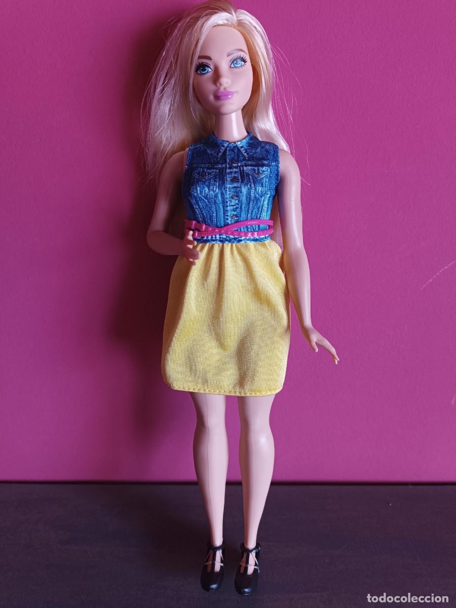 Barbie y Ken: BARBIE FASHIONISTAS MODELO CHIC CAMBRAY