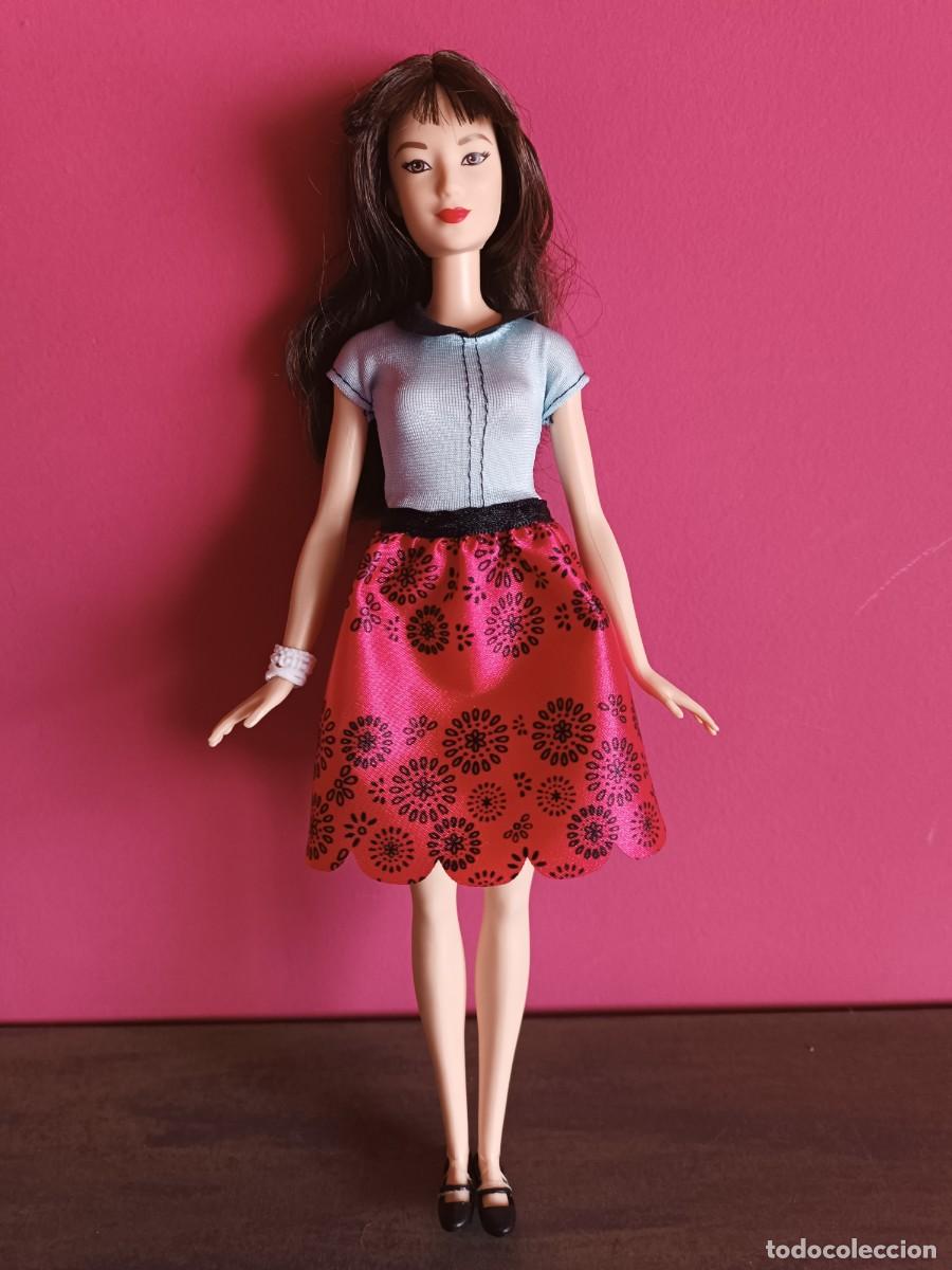 Barbie y Ken: BARBIE FASHIONISTAS MODELO FLORAL ROJO RUB&Iacute;. ASIATICA