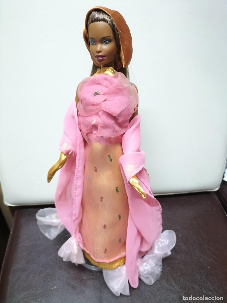 Barbie and Ken: Barbie con traje de Uganda de RBA