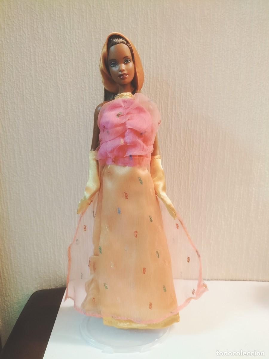 Barbie y Ken: Barbie con traje de Uganda de RBA - Foto 2