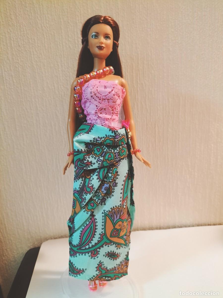 Barbie und Ken: Barbie con traje de Birmania de RBA