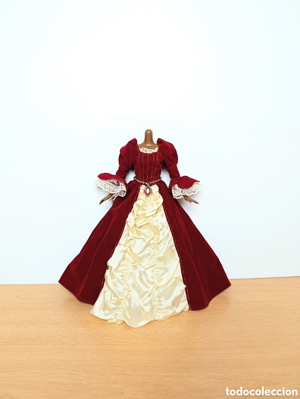 Barbie y Ken: Vestido mu&ntilde;eca sissi familia real