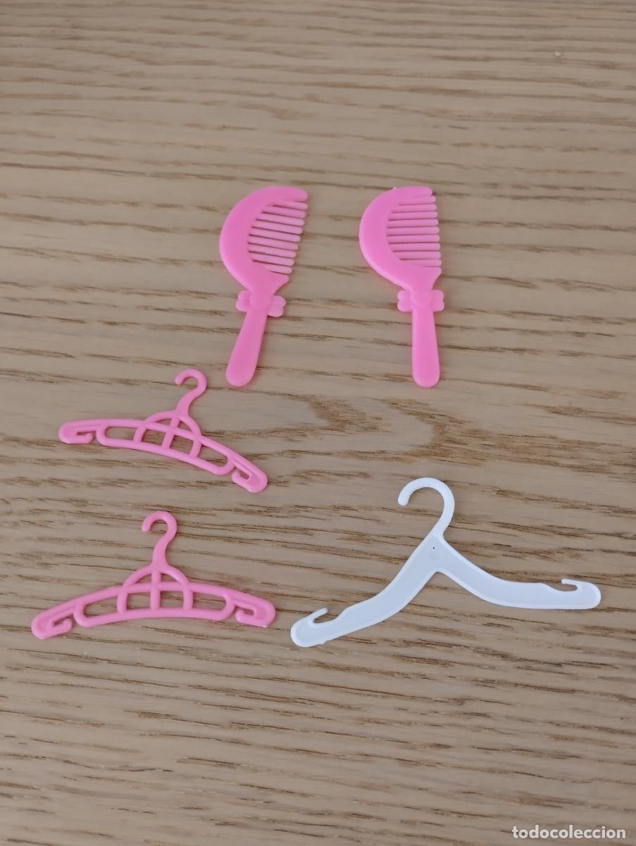 Barbie y Ken: tres perchas y dos peines para mu&ntilde;ecas estilo barbie