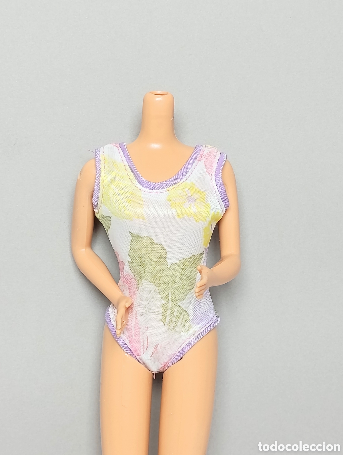 Barbie y Ken: Ba&ntilde;ador barbie blanco con flores