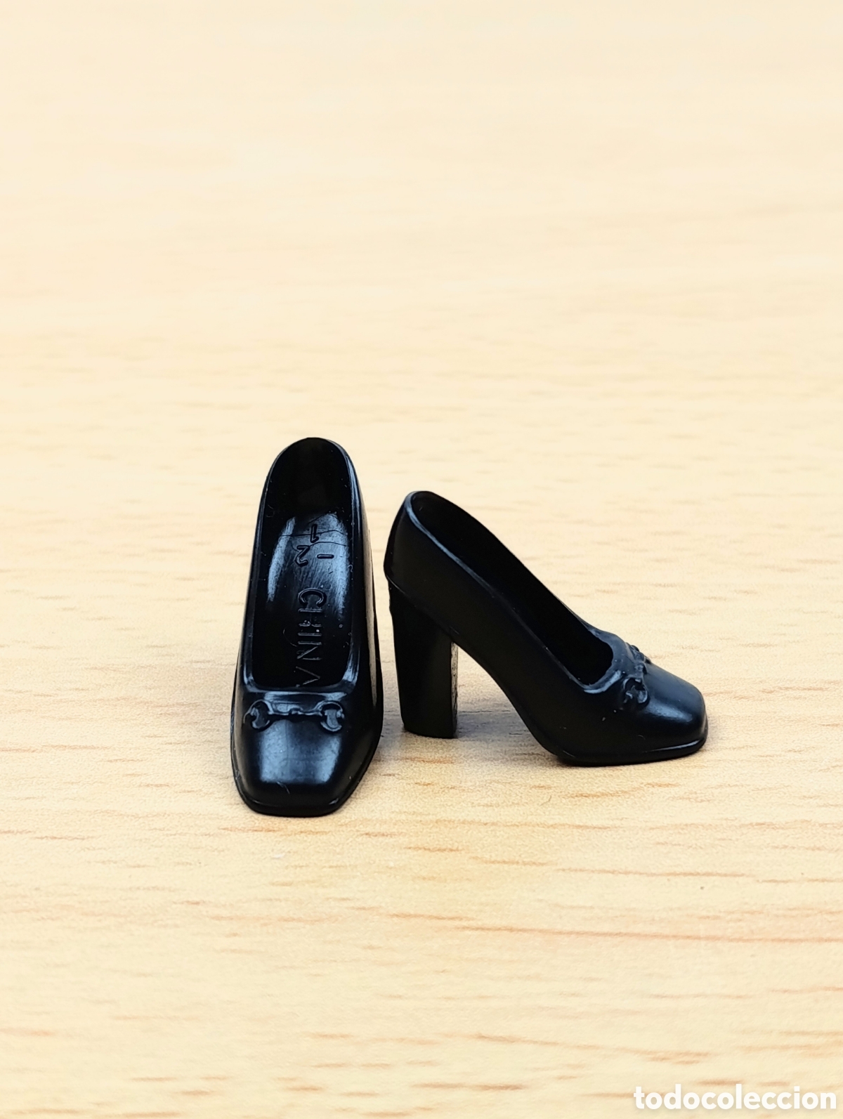 Barbie y Ken: Zapatos tac&oacute;n negro barbie con hebilla