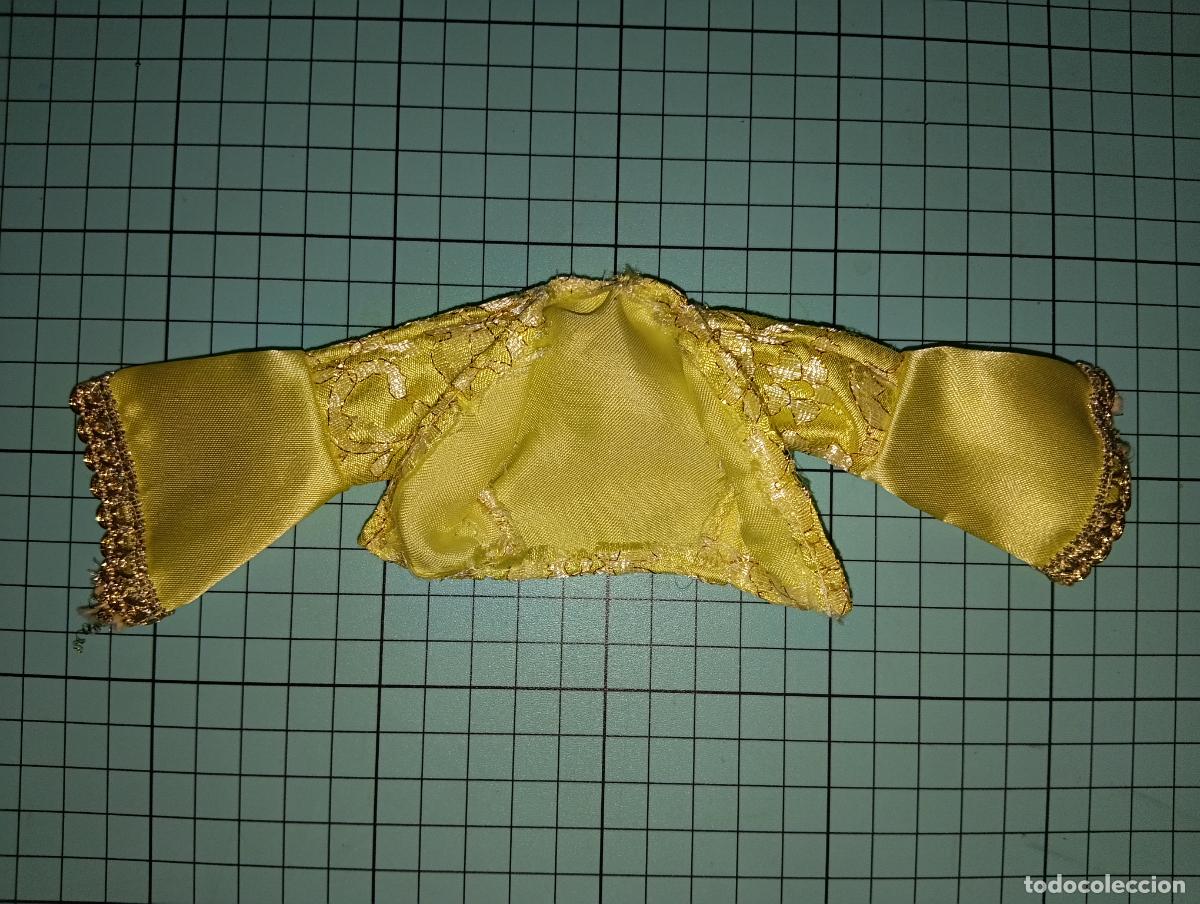 Barbie y Ken: Chaqueta de mu&ntilde;eca Barbie vestidos del mundo