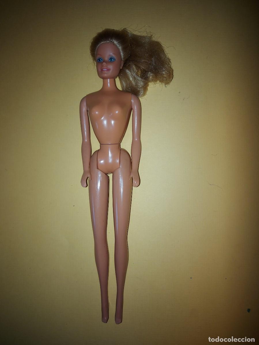 Barbie y Ken: Mu&ntilde;eca Barbie marcada 1966 con articulacion en la cintura