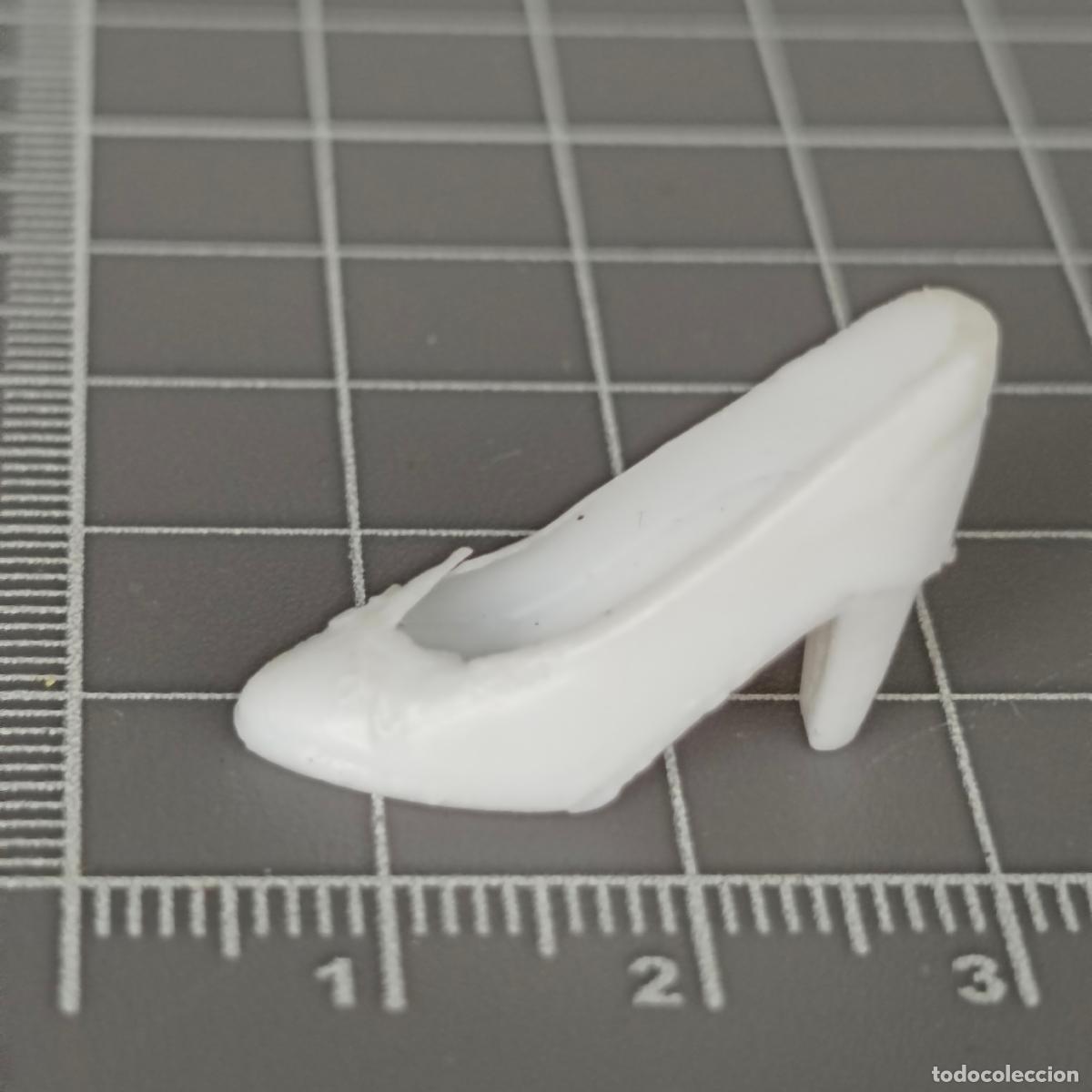 Barbie y Ken: Zapatos tac&oacute;n suelto de BARBIE