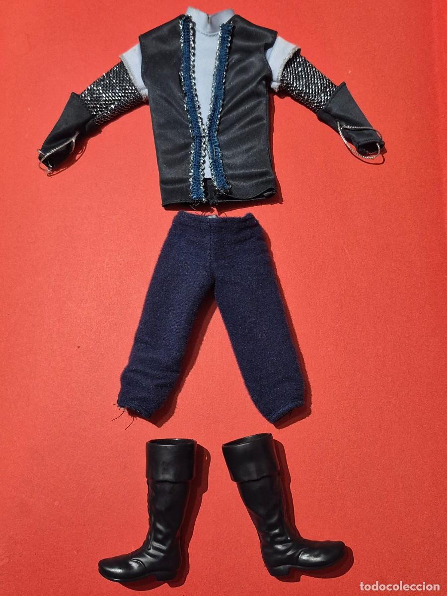 Barbie y Ken: Conjunto chaqueta pantalones y botas pr&iacute;ncipe Aidan pegaso