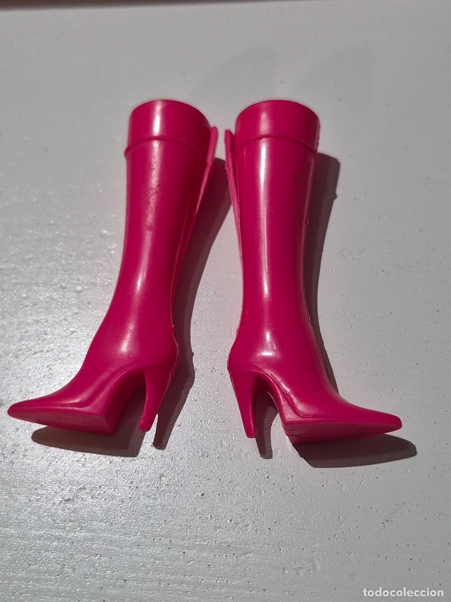 Barbie y Ken: Conjunto chaqueta pantalones y botas pr&iacute;ncipe Aidan pegaso