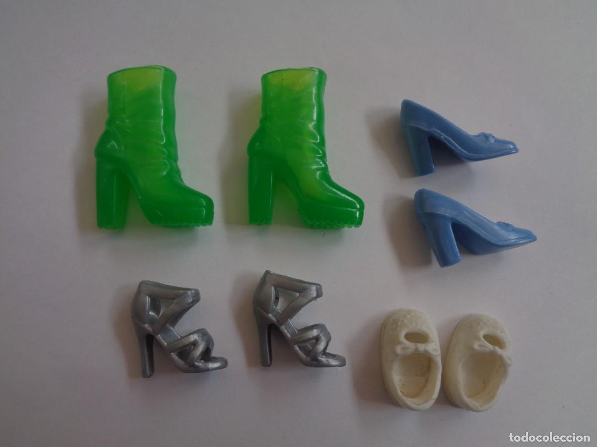 Barbie y Ken: LOTE DE 4 PARES DE ZAPATOS DE MU&Ntilde;ECAS : BARBIE , MINIREPOLLO , ETC