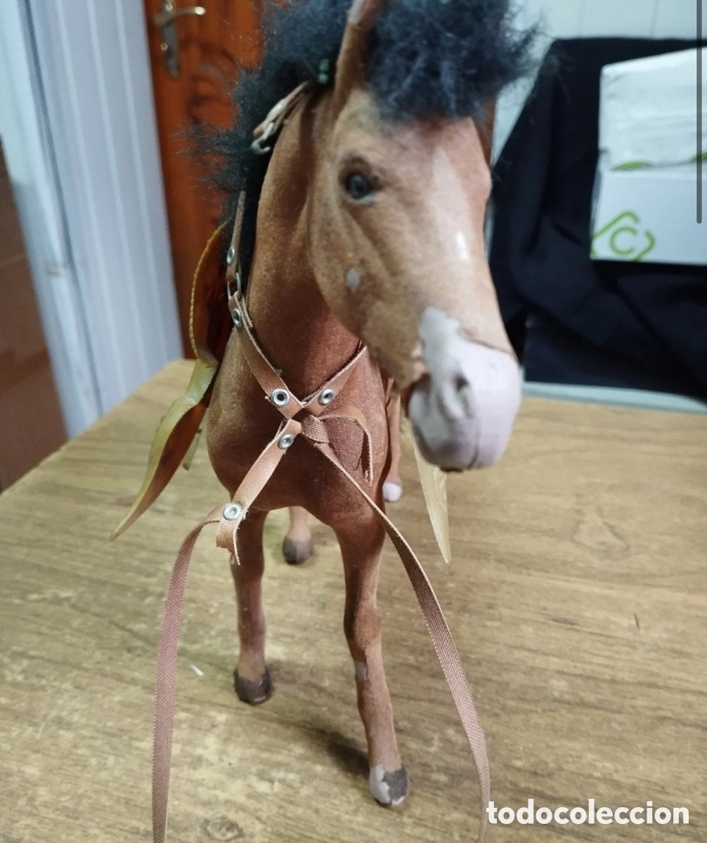 Barbie y Ken: Gran figura de caballo flocado con montura y brida (32,5 x 26,5 cm)
