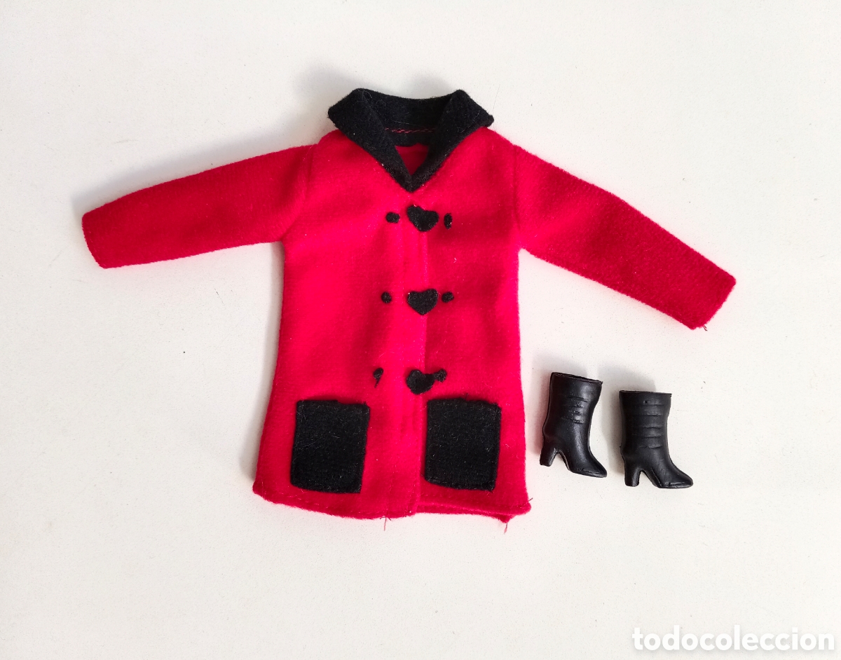 Barbie y Ken: 1998 Barbie Coat Collection #686961 abrigo, chaqueta rojo y negro, con botones en forma de coraz&oacute;n