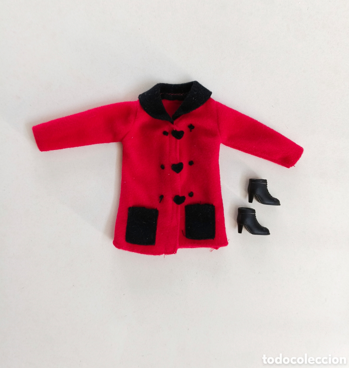 Barbie and Ken: Barbie Coat Collection 1998 #686961 abrigo, chaqueta rojo y negro, con botones en forma de coraz&oacute;n