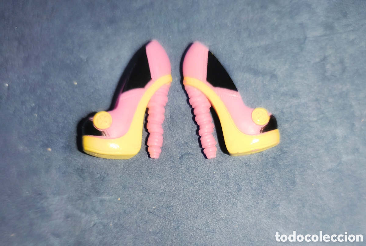 Barbie y Ken: Par de zapatos para mu&ntilde;eca monster high