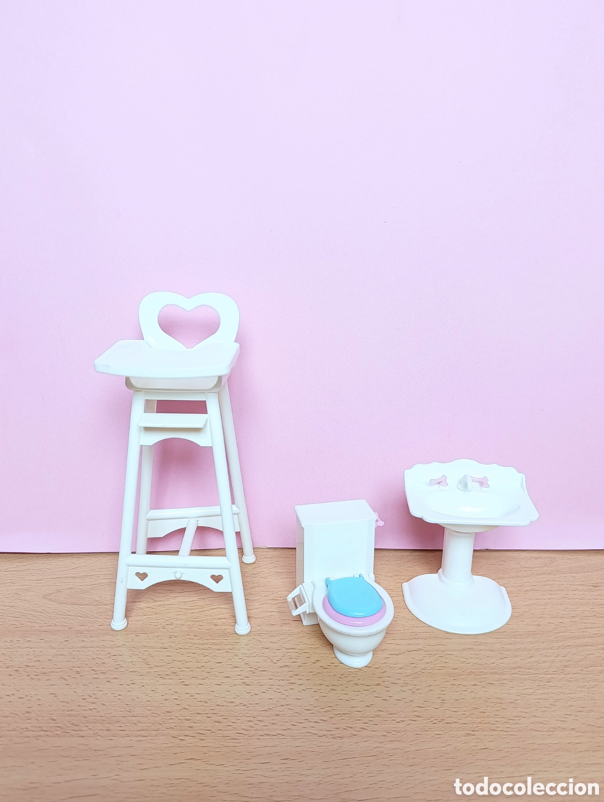 Barbie y Ken: Muebles mu&ntilde;eca kelly ba&ntilde;o y trona