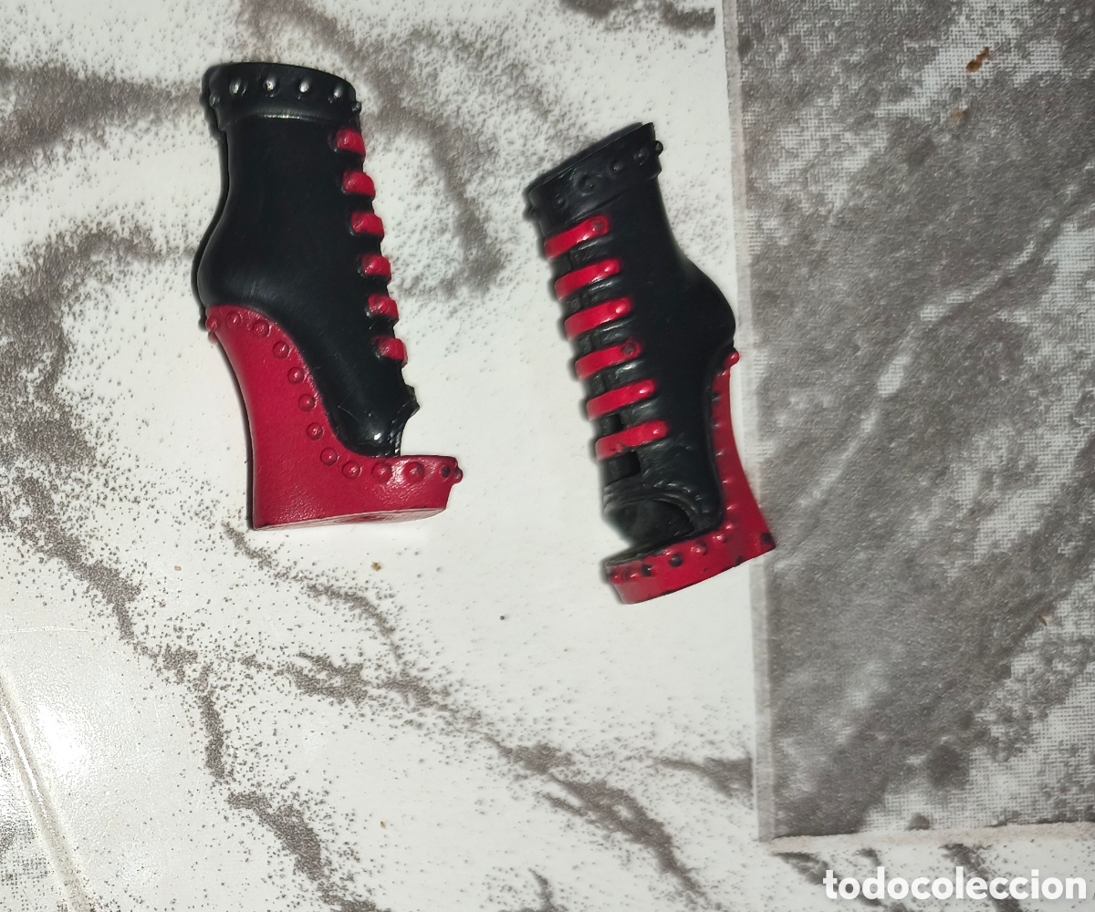 Barbie y Ken: Par de zapatos para mu&ntilde;eca monster high toralei