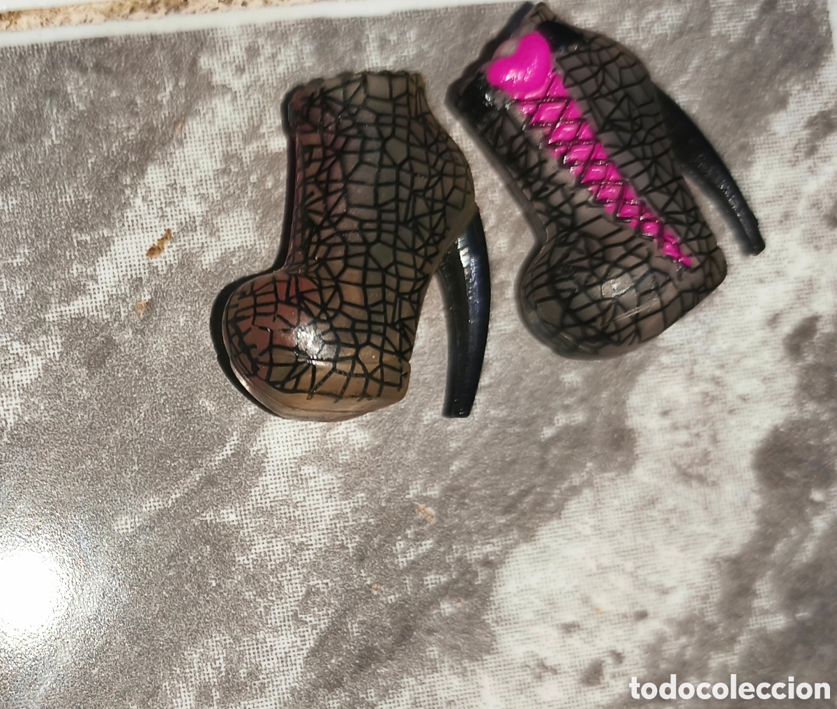 Barbie y Ken: Par de zapatos para mu&ntilde;eca monster high