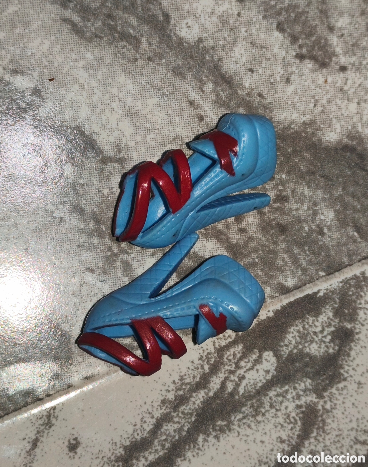 Barbie y Ken: Un par de zapatos para mu&ntilde;ecas Monster high