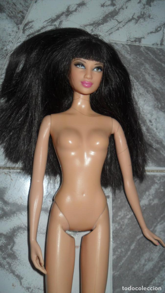 Barbie y Ken: Mu&ntilde;eca Barbie cabello negro largo, diferente