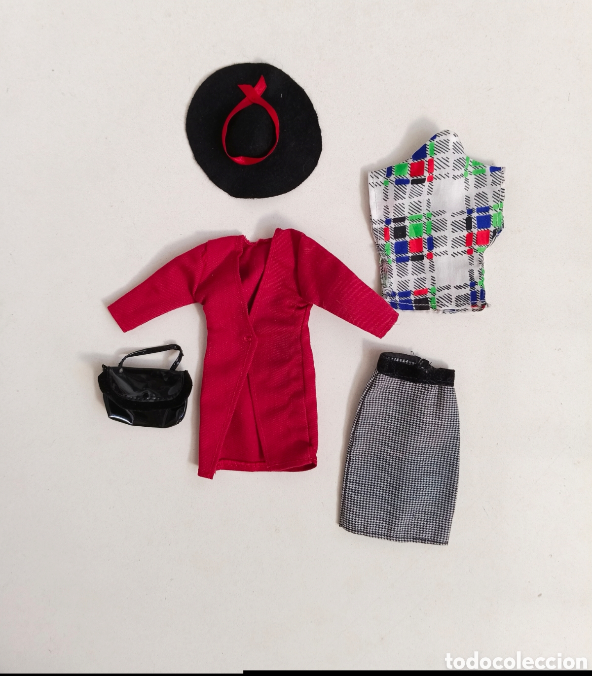 Barbie y Ken: Barbie Alta costura modelo Sastre 1987 Spain falda, chaqueta roja, bolso y sombrero negro a&ntilde;os 80